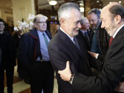 Gri&ntilde;&aacute;n saluda a P&eacute;rez Rubalcaba, durante el acto de ayer.