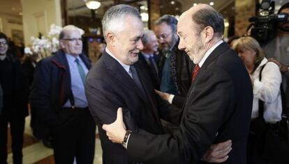 Gri&ntilde;&aacute;n saluda a P&eacute;rez Rubalcaba, durante el acto de ayer.