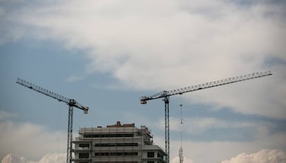 Grúas en una promoción de viviendas en Barcelona.