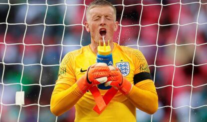 Jordan Pickford bebe agua durante el partido ante Nigeria.