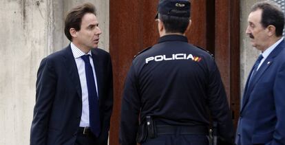 El exconsejero de Caja Madrid, Francisco Javier López Madrid (izquierda), a su llegada a la Audiencia Nacional en San Fernando de Henares.