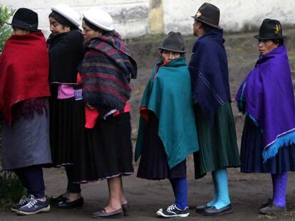 Unas mujeres hacen fila para votar en Pilahuin, en el centro de Ecuador.