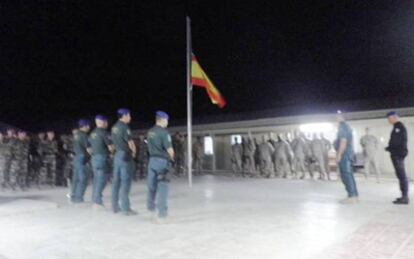 Homenaje en la base de Mazar-e-Shariff a los guardias asesinados. La bandera española ondeó a media asta, en un mástil del que fue retirada previamente la bandera de EE UU. A los agentes españoles se sumaron militares estadounidenses, de Francia, Holanda y Polonia.
