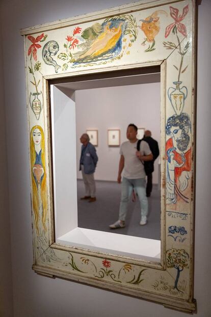 Un visitante es visto a través de una marco, obra de Picasso
