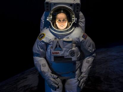 La científica Andrea Opitz, investigadora de la Academia Húngara de la Ciencia, posa vestida con un traje de astronauta.