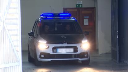 El coche de la Guardia Civil abandona con el detenido los juzgados de Fontiñas, en Santiago, este jueves.