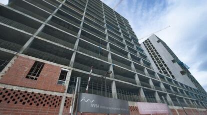 Edificio con la obra paralizada en Sociópolis, en el pedanía de La Torre, junto a Valencia.