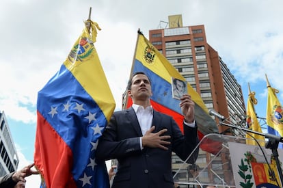 El jefe de la Asamblea Nacional de Venezuela, Juan Guaidó, tras declararse "presidente interino" del país durante un mitin de la oposición contra el líder Nicolas Maduro, este miércoles en Caracas.