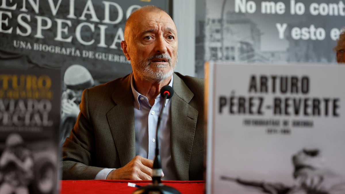 Pérez-Reverte sobre la cobertura de la guerra: «Hasta lo más horrible, lo pixelan»