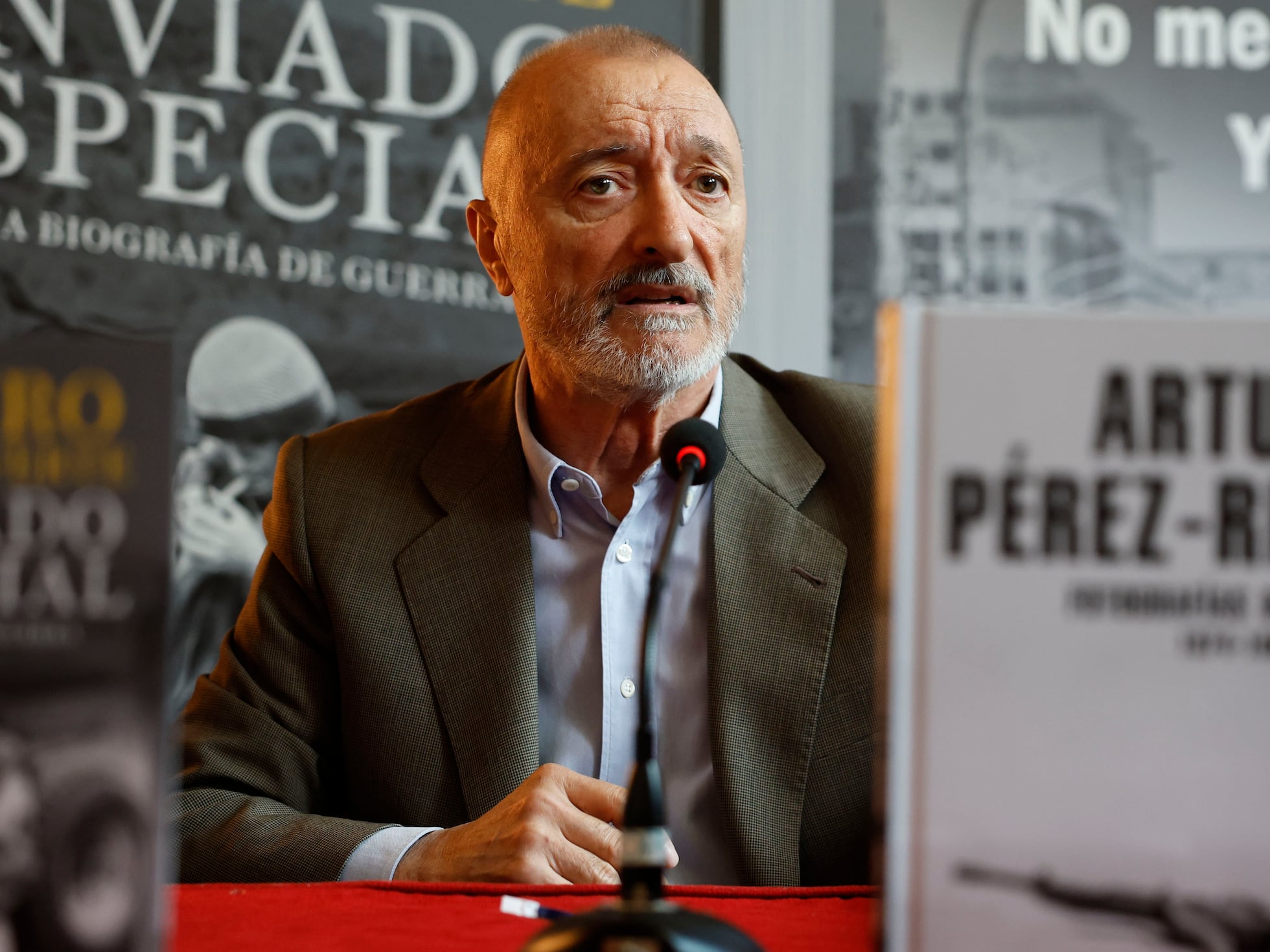 Pérez-Reverte sobre la cobertura de la guerra: «Hasta lo más horrible, lo pixelan»