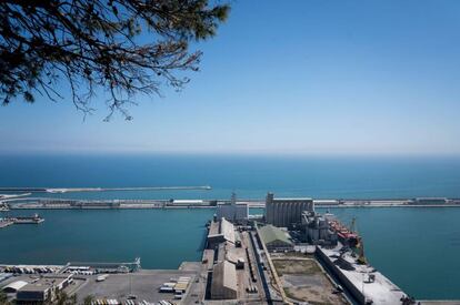 El port de Barcelona, buit de vaixells durant l'estat d'alarma.