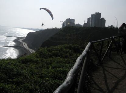 Vuelos panorámicos en parapente sobre la Costa Verde limeña