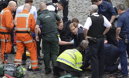 El diputat Tobias Ellwood intenta reanimar l'agent apunyalat aquest dimecres a Londres.