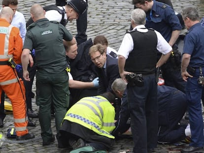 O deputado Tobias Ellwood tenta reanimar o agente ferido, nesta quarta-feira, em Londres.