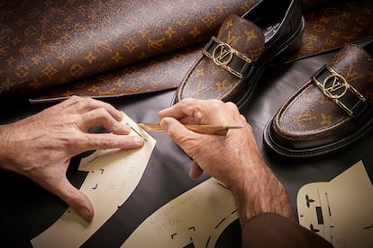 Se confecciona artesanalmente en los talleres de Louis Vuitton, empezando por el corte de las piezas de piel del interior del zapato, que se hace a mano.