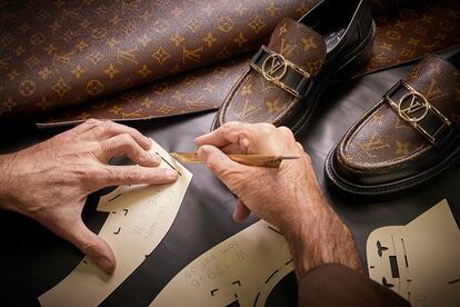 Se confecciona artesanalmente en los talleres de Louis Vuitton, empezando por el corte de las piezas de piel del interior del zapato, que se hace a mano.