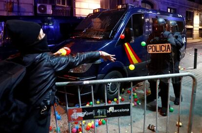 Un manifestante arroja pelotas de plástico a la policía.