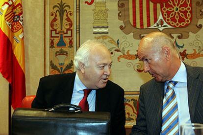 Miguel Ángel Moratinos (izquierda), junto a Josep Antoni Duran Lleida ayer en el Congreso.