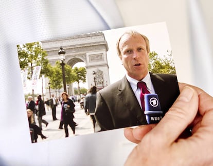 Kellermann sostiene una foto del pasado en la que aparece trabajando de periodista.