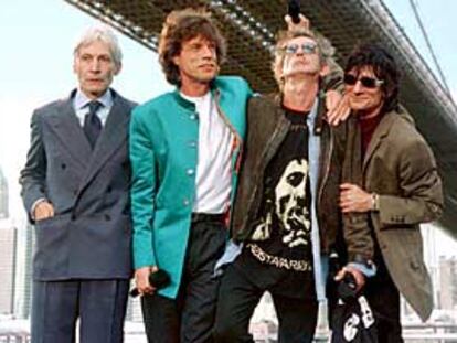 Bill Wyman, Mick Jagger, Keith Richards y Ron Wood, los Rolling Stones, en el Puente de Brooklyn en 1997.