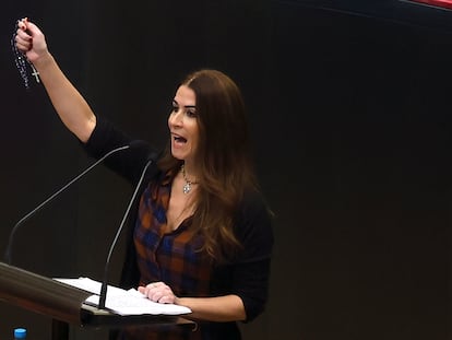 La concejala y diputada de Vox, Carla Toscano, mostrando un rosario en el pleno del Ayuntamiento de Madrid el pasado lunes.