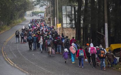 Migrantes hondureños caminan en caravana desde la ciudad guatemalteca de Esquipulas en dirección a Ciudad de Guatemala.