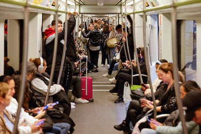 Numerosos pasajeros viajan en un vagón de metro, este martes.