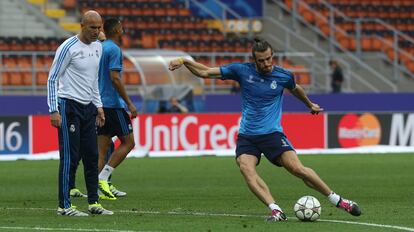 Gareth Bale, en uno de los ejercicios junto al entrenador Zidane.