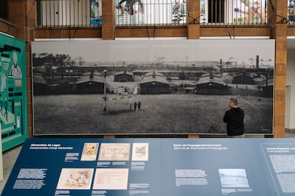 The exhibition focuses on how soccer allows us to understand the functioning of the concentration camps and the hierarchies that were established between the different types of prisoners.