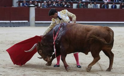 El torero Pablo Aguado durante su primer toro en la plaza de las Ventas, durante la Feria de San Isidro.