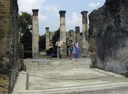 La autora de la carta (primera por la derecha) y sus compañeros de viaje, en el recinto arqueológico de Pompeya.