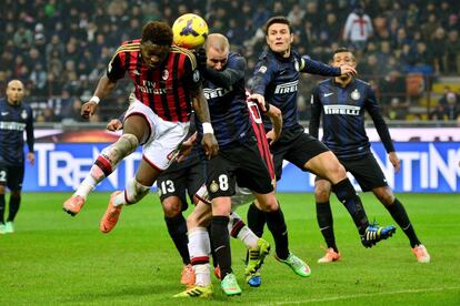 Rodrigo Palacio pelea el balón con el jugador del Milan Ali Muntari 