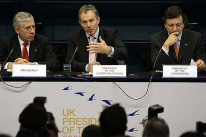 Tony Blair explica el acuerdo acompañado de su ministro de Exteriores, Jack Straw (izquierda), y el presidente de la Comisión Europea, Durão Barroso.