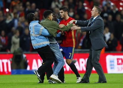 Un aficionado salta al terreno de juego y es interceptado por Alvaro Morata y seguridad del estadio.