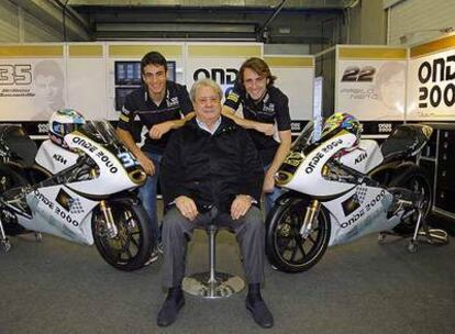 <b>El Pocero,</b> en el <i>box</i> del equipo de motociclismo que patrocina, entre Raffaele de Rosa y Pablo Nieto.