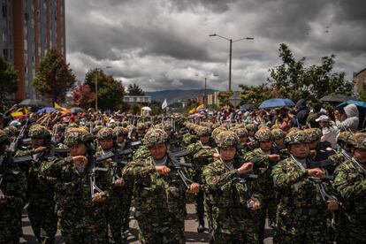 Militares desfilan avanzan sobre la avenida Boyacá, una de las principales de la capital colombiana. 