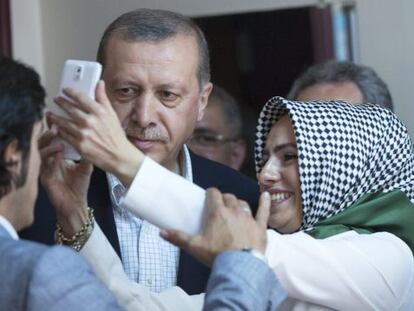 Mulher tira selfie com o presidente da Turquia.