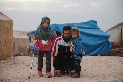 Maya posa de pé com seu pai e um de seus irmãos no campo de refugiados de Serjilla. Por enquanto usa muletas, pois está há menos de uma semana utilizando as novas próteses. Os médicos esperam que Maya possa caminhar completamente em três meses, e dizem que a determinação de seu pai tornou o processo mais fácil. “Ele fez tudo o que era possível para que a menina caminhasse e Deus os ajudou”, disse o especialista em próteses turco Mehmet Zeki Culcu. “Normalmente ninguém acreditaria que ela poderia se mover com essas extremidades improvisadas”.