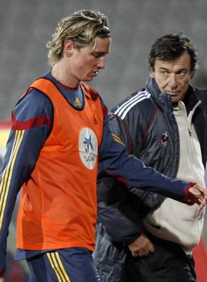 Torres abandona el entrenamiento con el médico Genaro Borrás.