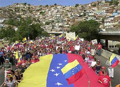 Seguidores del presidente de Venezuela, Hugo Chávez, portan una bandera del país en una manifestación en un suburbio de Caracas.