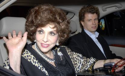 Gina Lollobrigida y Javier Rigau en el aeropuerto de Sevilla en 2006. 