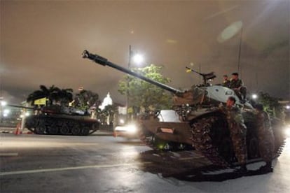Un tanque, frente a la sede del Gobierno en Bangkok.