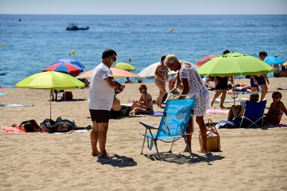 Unos bañistas en la arena de Platja d’Aro, este domingo.