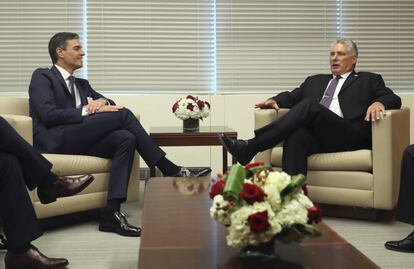 El presidente del Gobierno Pedro Sánchez conversa con el presidente de Cuba, Miguel Díaz-Canel (d), durante la reunión que han mantenido en el marco de la Asamblea General de Naciones Unidas, el 25 de septiembre de 2018.