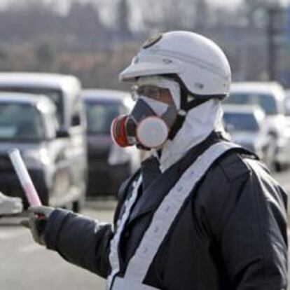 Unos policías dirigen la evacuación en Fukushima