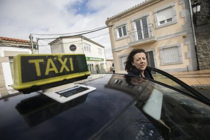Manuela Pérez, de 56 años, es taxista rural en Alaraz, negocio que compagina con un bar los fines de semana.