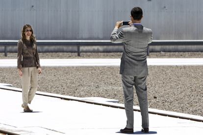 El príncipe Felipe fotografía a doña Letizia en el viaje oficial que han realizado a Chile.