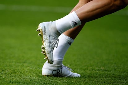 Un detalle, dorado, de las botas que lució Cristiano Ronaldo contra el Granada y en honor del Balón de Oro. 