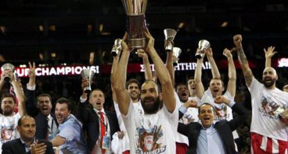 Spanoulis levanta el título de la Euroliga 2013, en Londres.