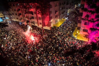 Miles de personas celebran en las calles de Rabat el paso de Marruecos a los cuartos del Mundial de Qatar.